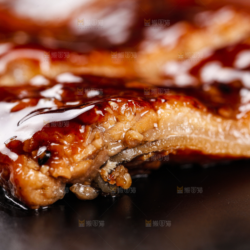 木板上放着日式蒲烧鳗鱼