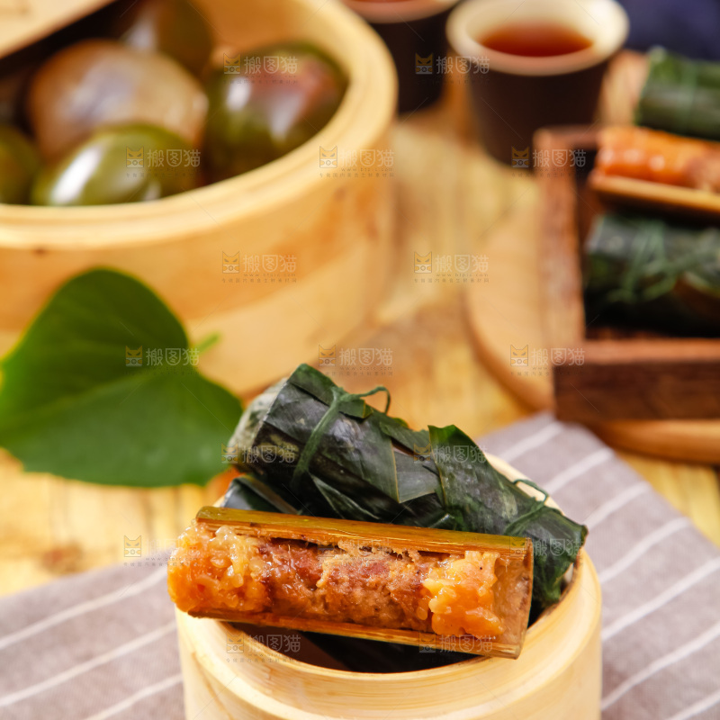 蒸笼里放着竹筒粽