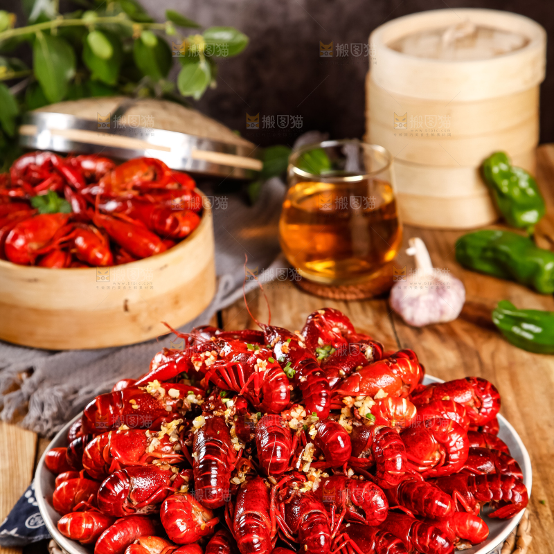 木板上放着一盘香辣小龙虾