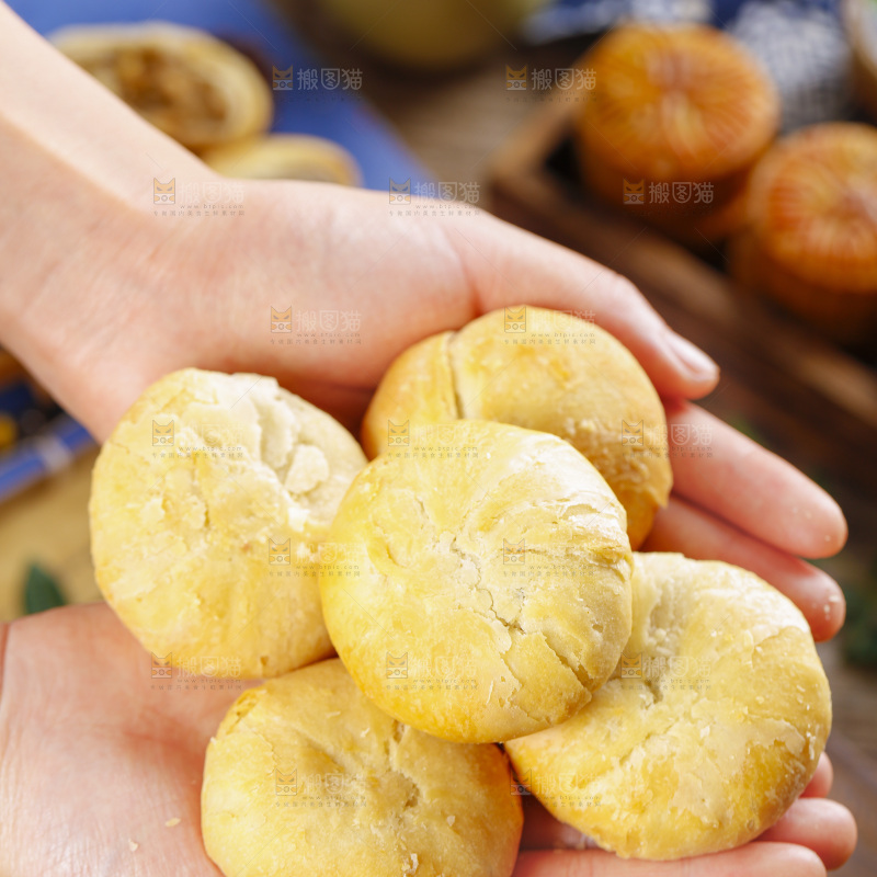 手里拿着五仁月饼