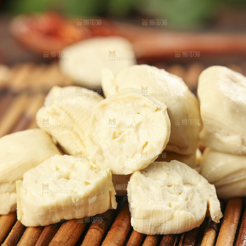 竹垫上放着云南包浆豆腐