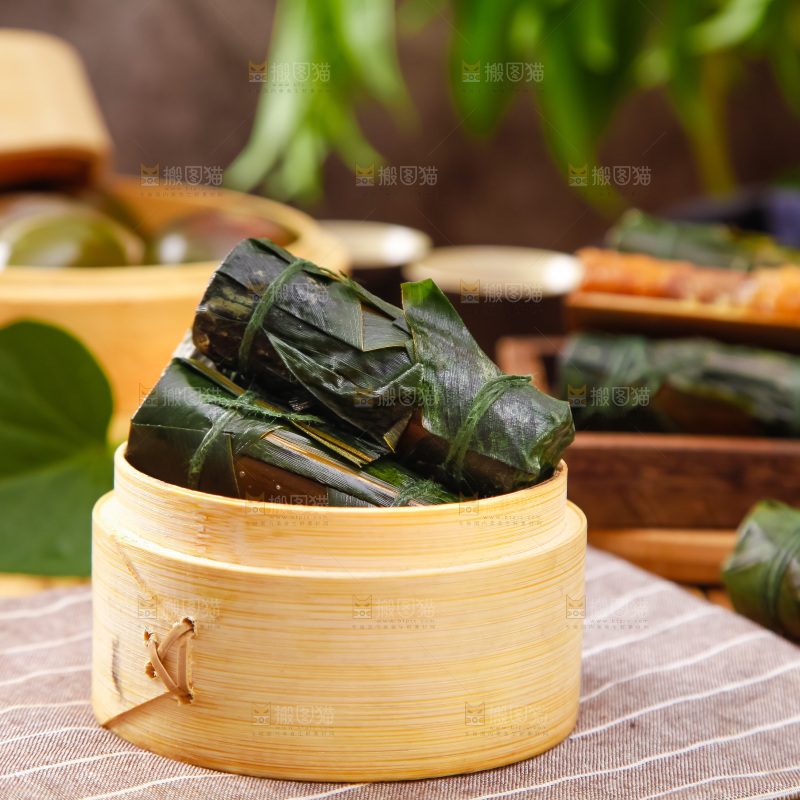 蒸笼里放着竹筒粽