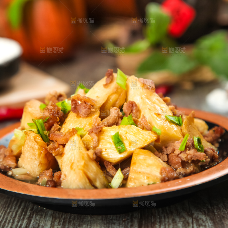 木板上放着一盘茭白炒肉