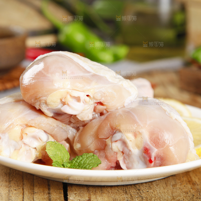板子上放腌鸡腿