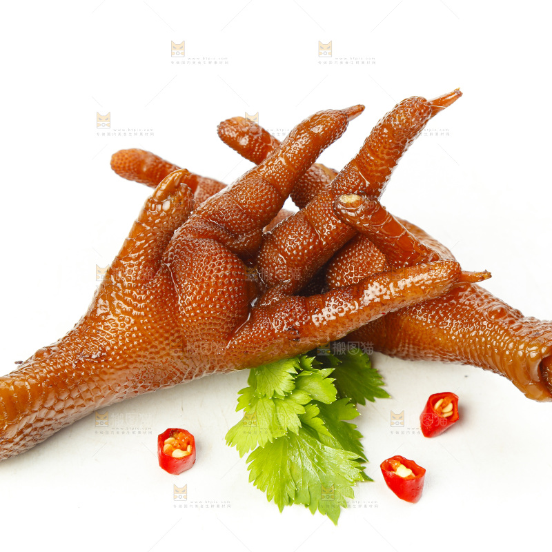 白底上摆放着麻辣鸡爪