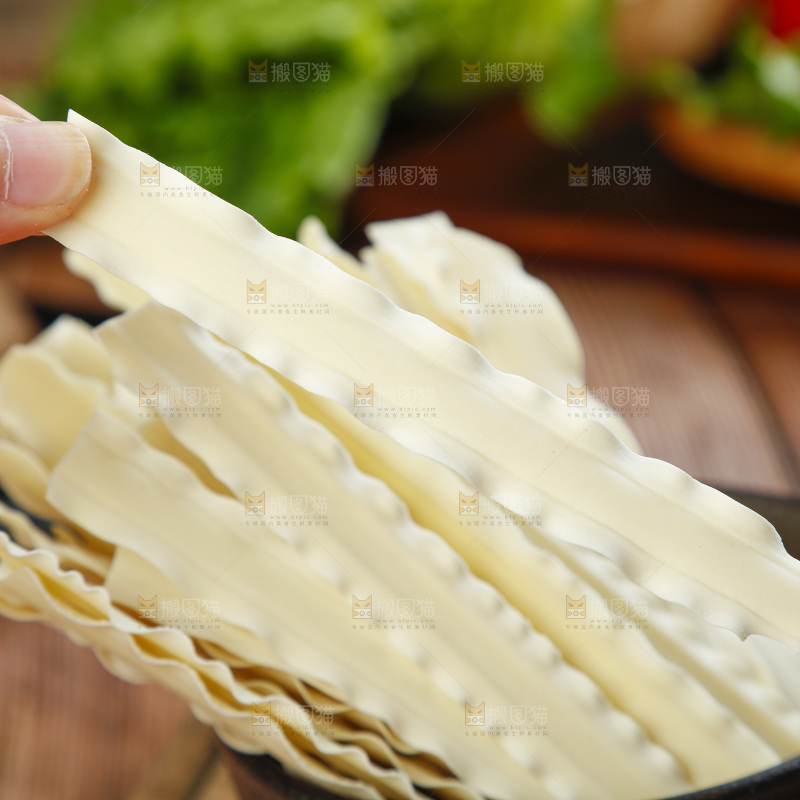 碗里放着爽滑宽面