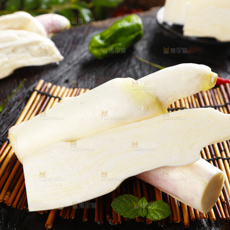 竹垫子上放着茭白