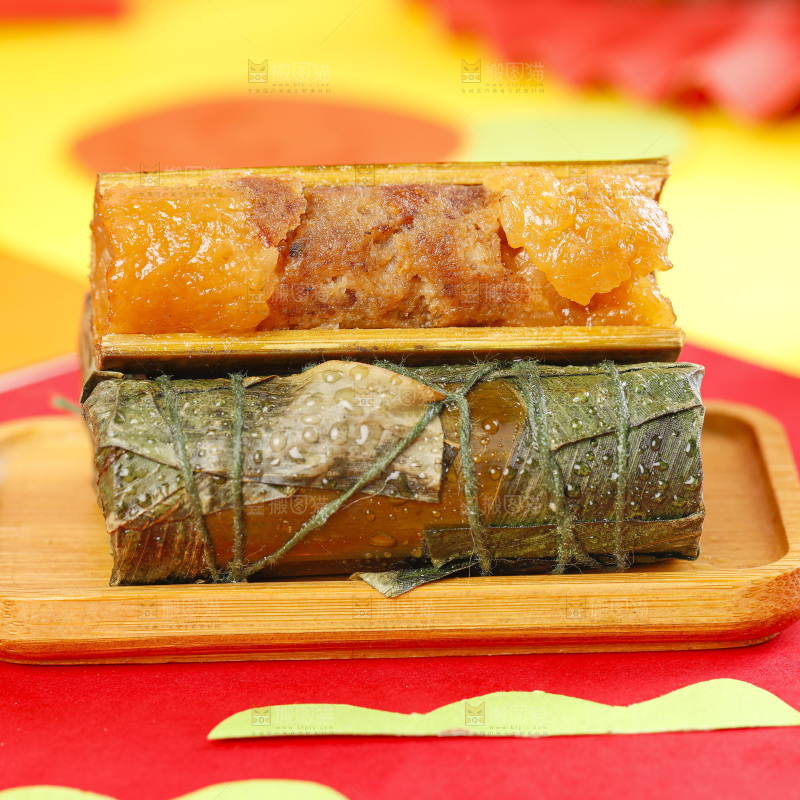 盘子里的竹筒肉粽