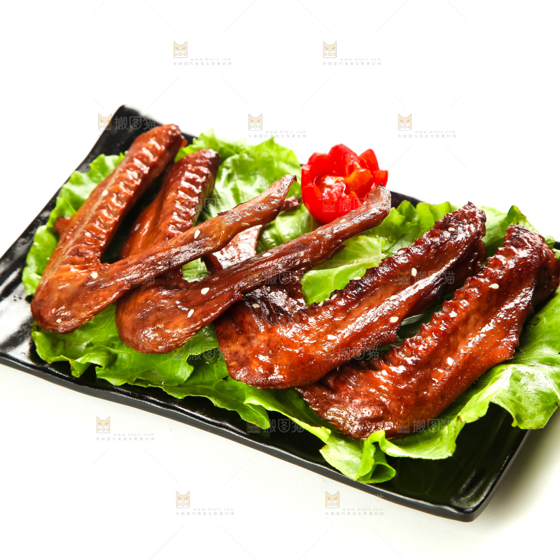 白底上放着酱香鸭翅