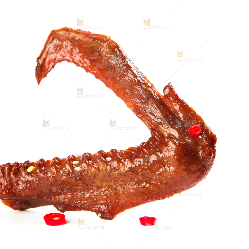 白底上放着酱香鸭翅