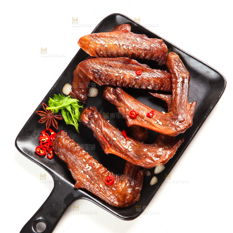 白底上放着酱香鸭翅