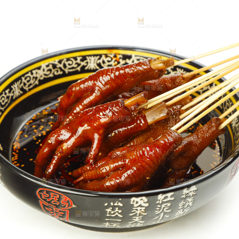 竹签上穿着酱香鸡爪