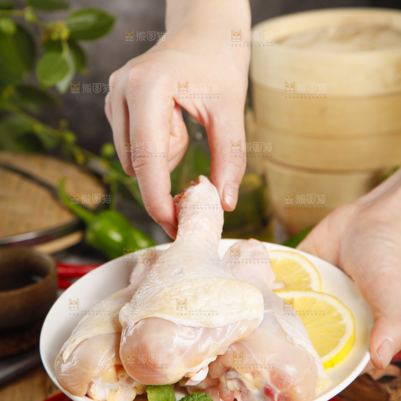 板子上放腌鸡腿