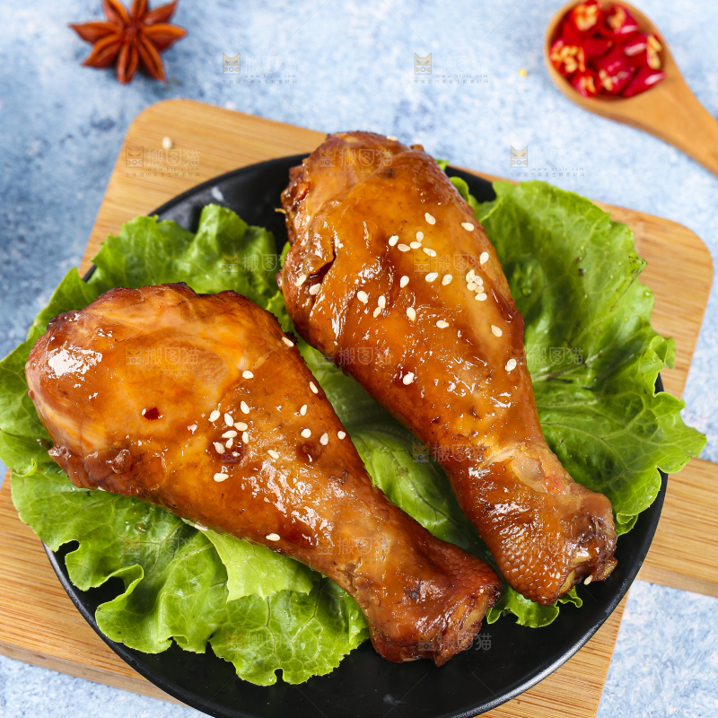 木板上的秘制鸡腿