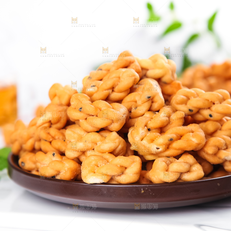 盘子里装着小麻花