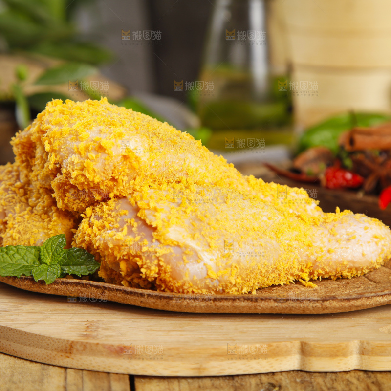 木板上裹着面包糠的鸡腿