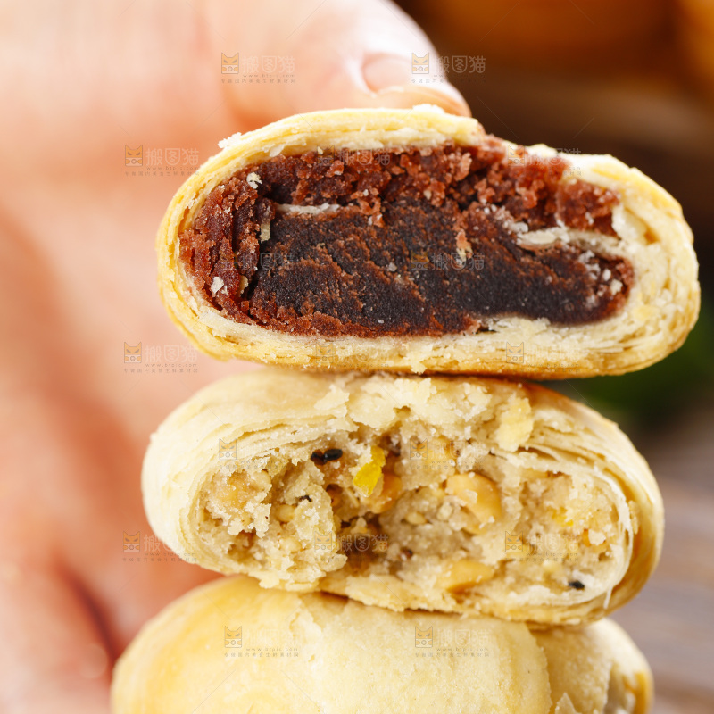 手里拿着老月饼