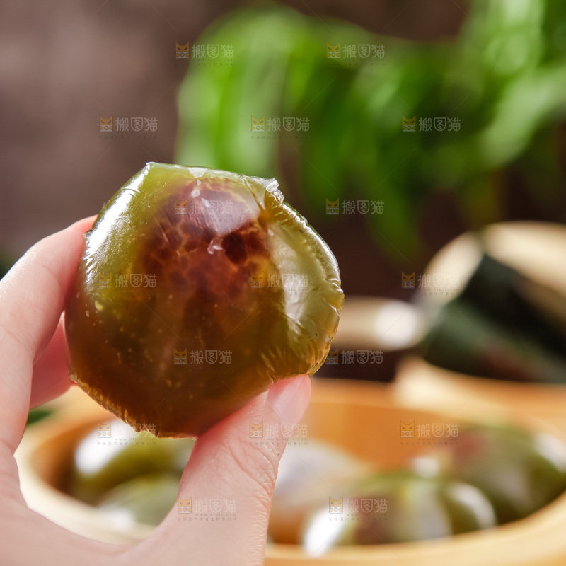 木板上放着青团