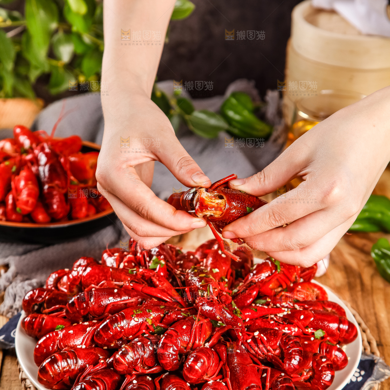 木板上摆着一盘香辣小龙虾
