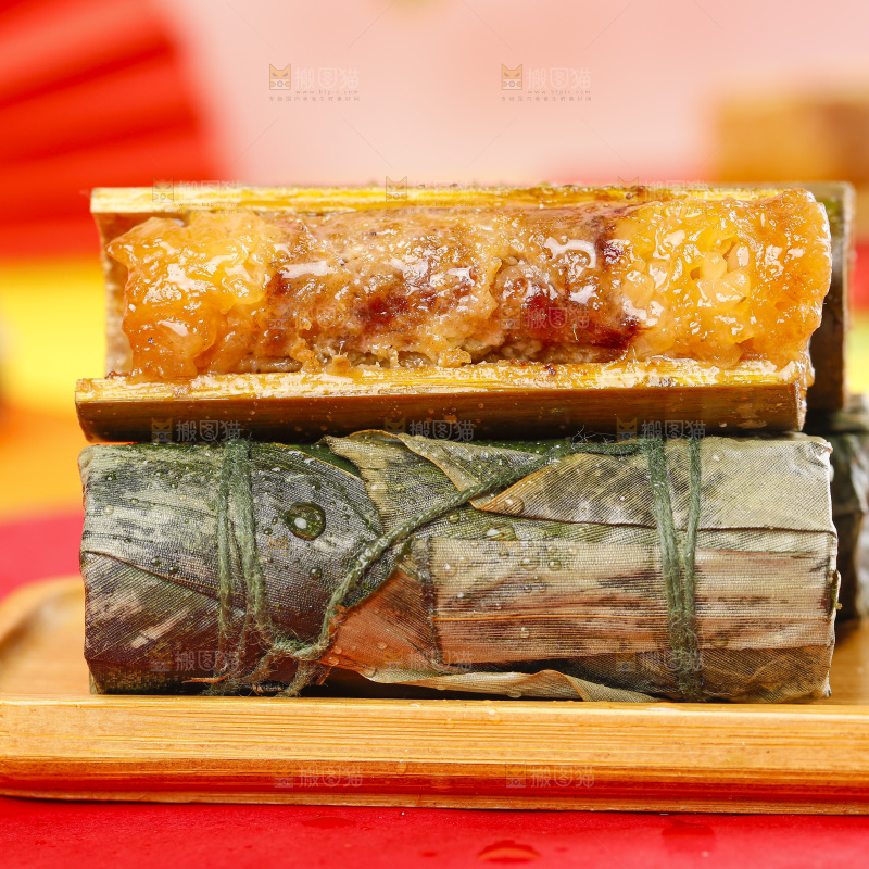 盘子里的竹筒肉粽