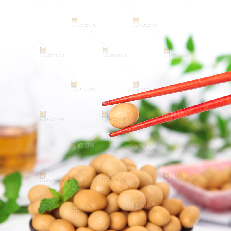 盘里装着鱼皮花生豆