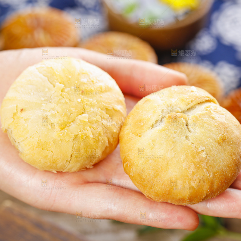 手里拿着老月饼