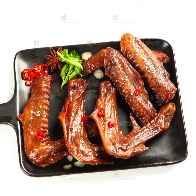 白底上放着酱香鸭翅
