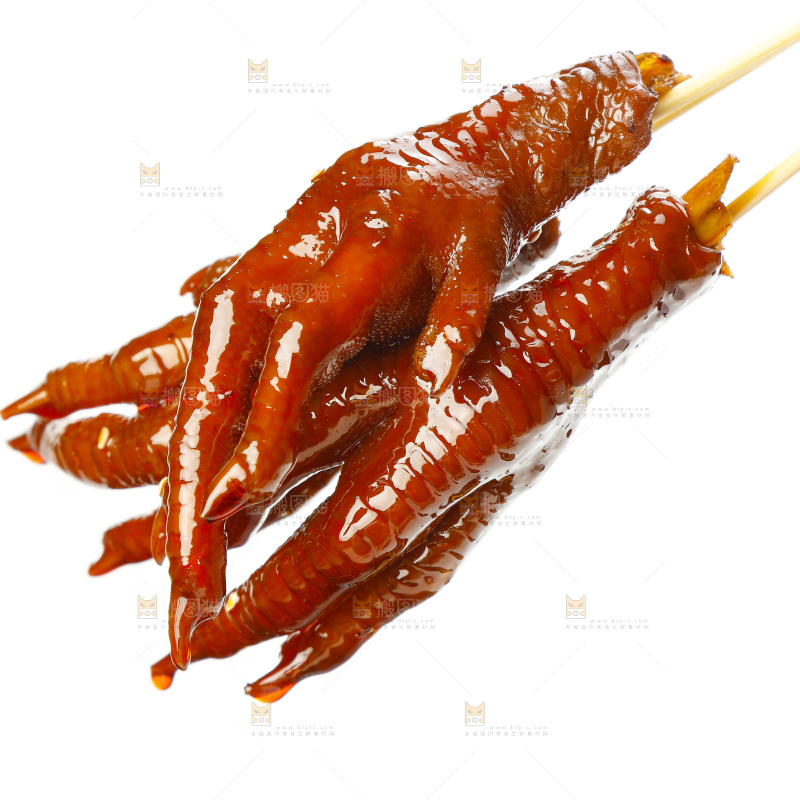 竹签上穿着酱香鸡爪