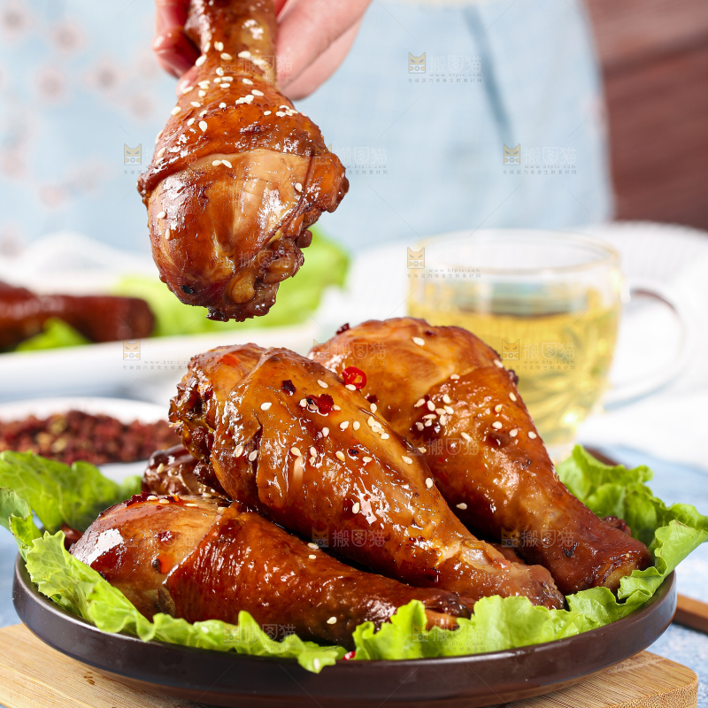 木板上的秘制鸡腿
