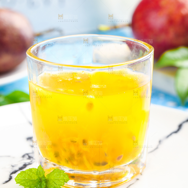 杯子里的百香果汁