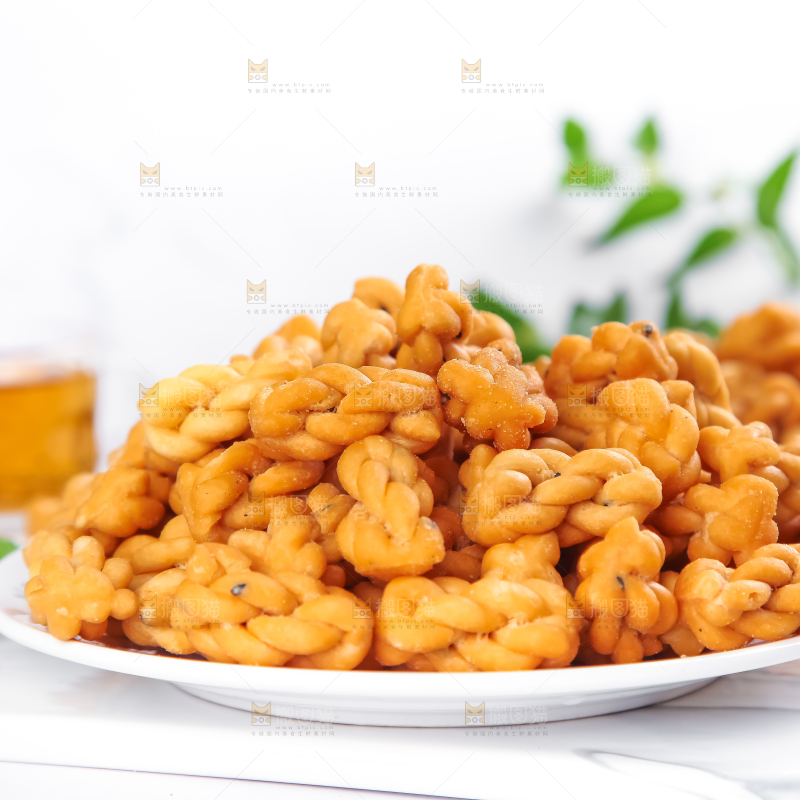 盘子里装着小麻花