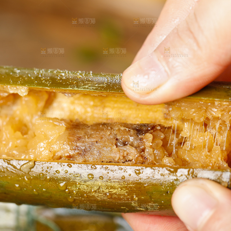 手里拿着竹筒糯米饭