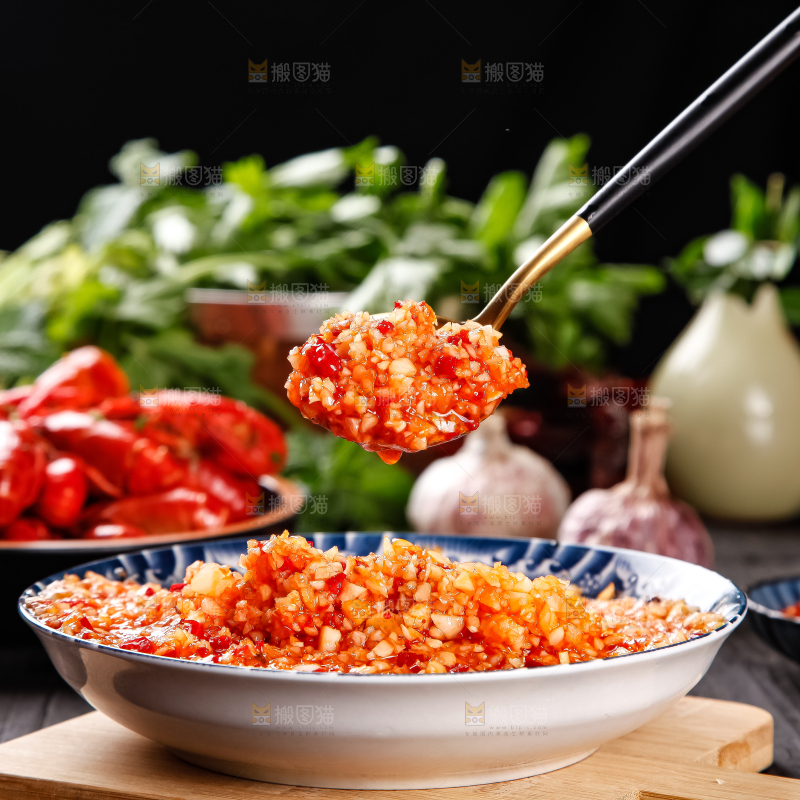 盘子里的蒜蓉调料