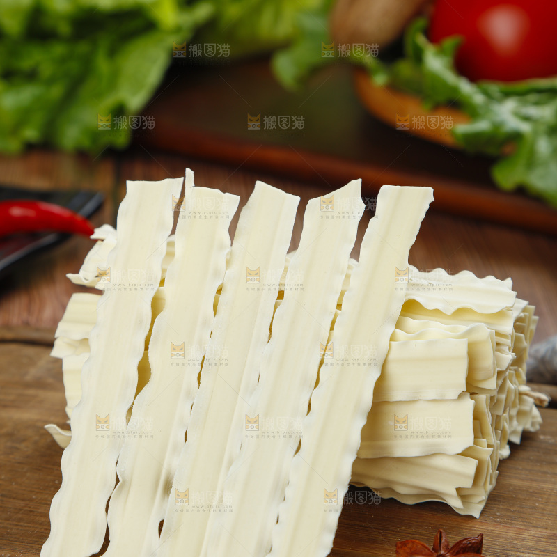 木板上的宽面条
