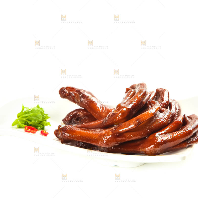 白底上放着一盘红烧鸭掌