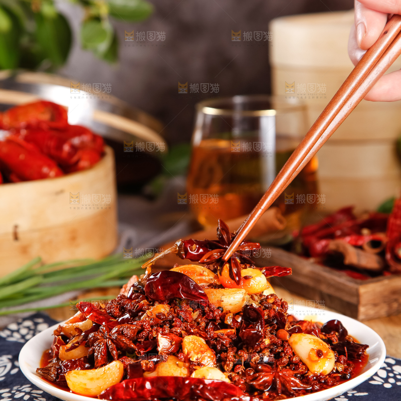 木板上放着一盘油焖大虾调料