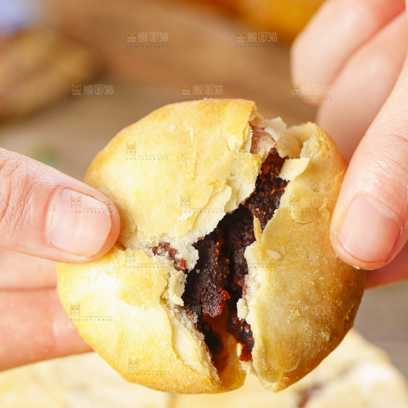 手里拿着老月饼