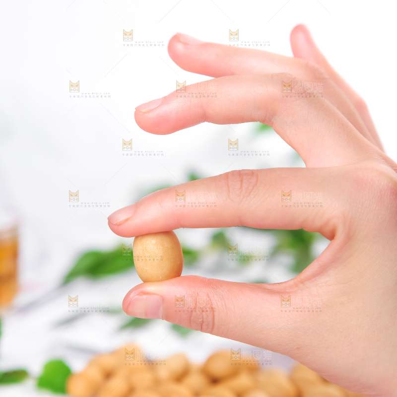 手里拿着花生豆