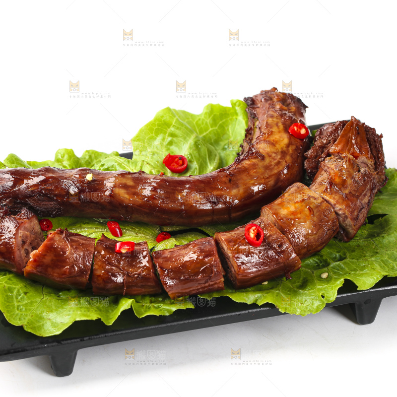 白底上放着酱香鸭脖