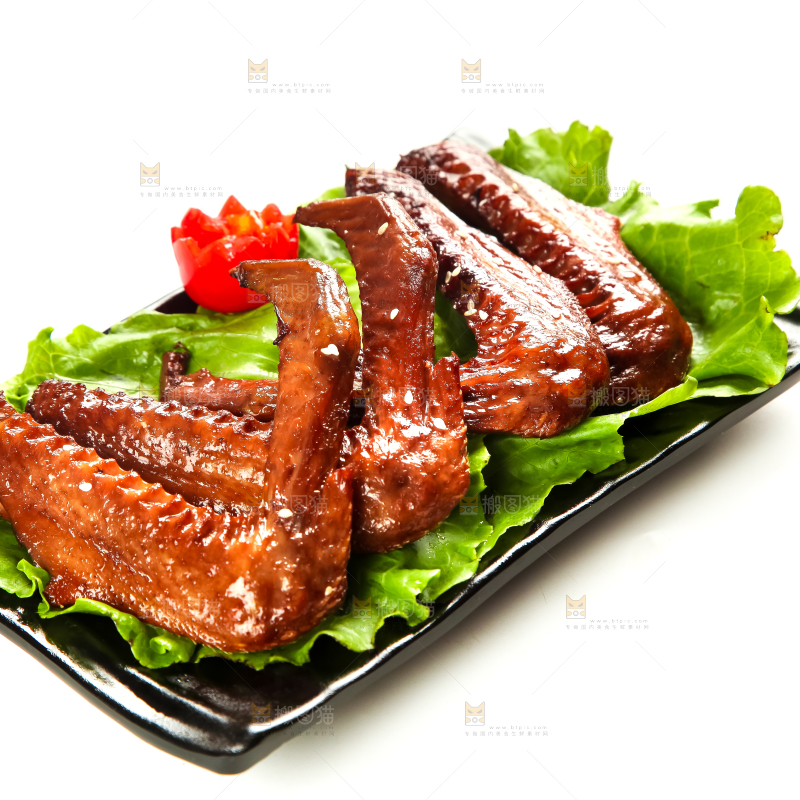 白底上放着酱香鸭翅