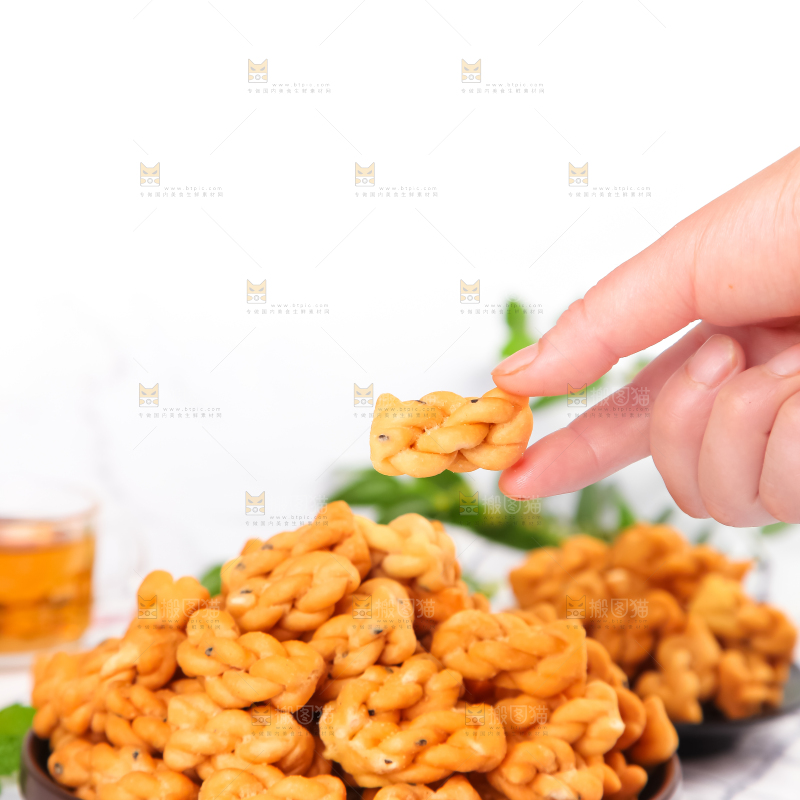 盘子里装着小麻花