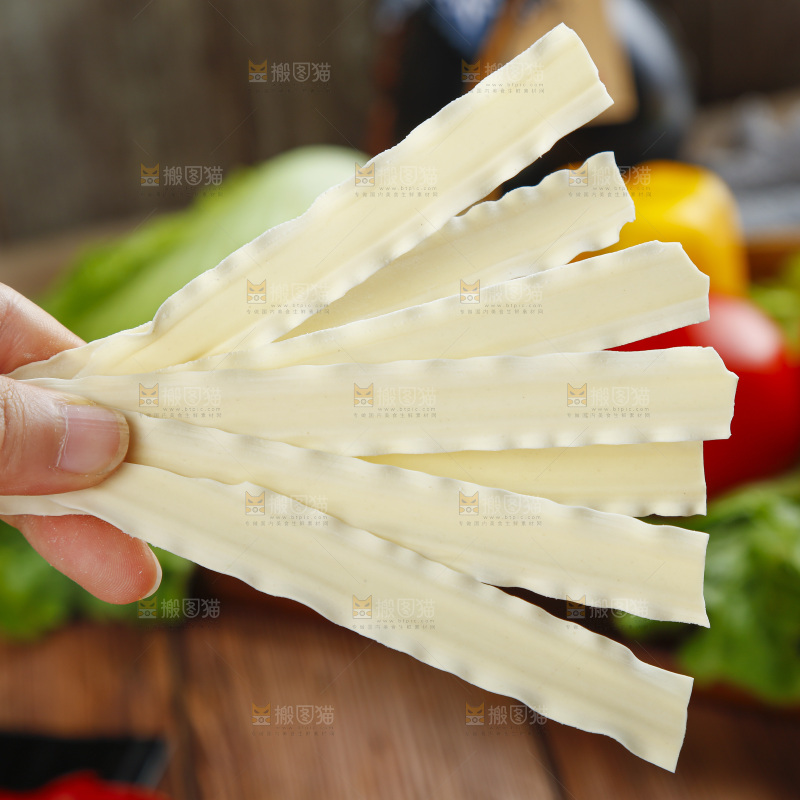 手上拿着手工刀削面