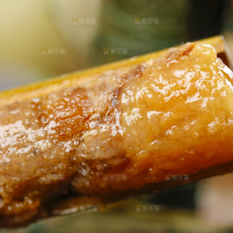 木板上的竹筒粽子
