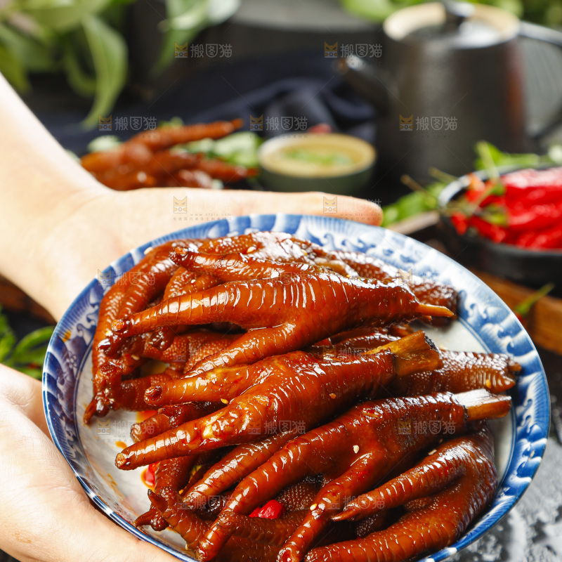 手里端着红烧鸡爪