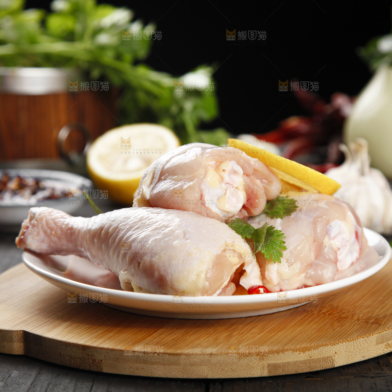木板上放着一盘新鲜鸡腿