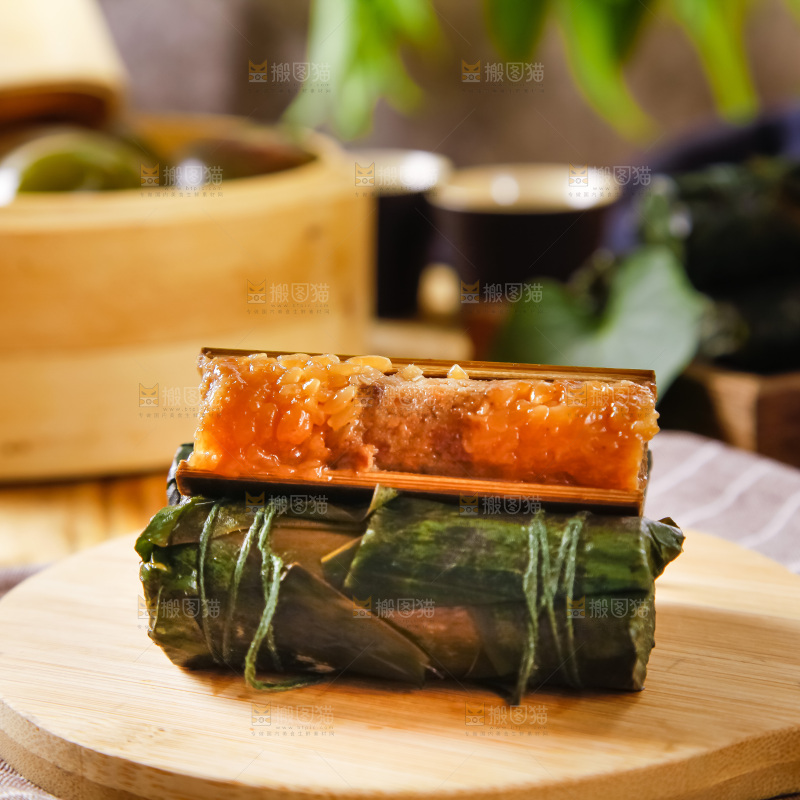 木板上的竹筒粽子