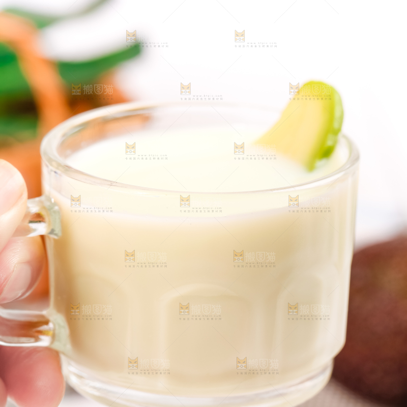 碗里装着牛油果奶昔