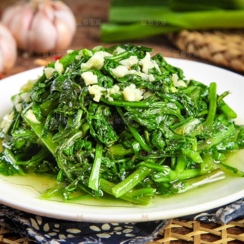 盘子里的炒茼蒿
