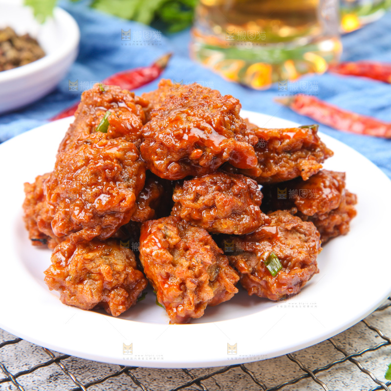 盘子里装着红烧藕圆子