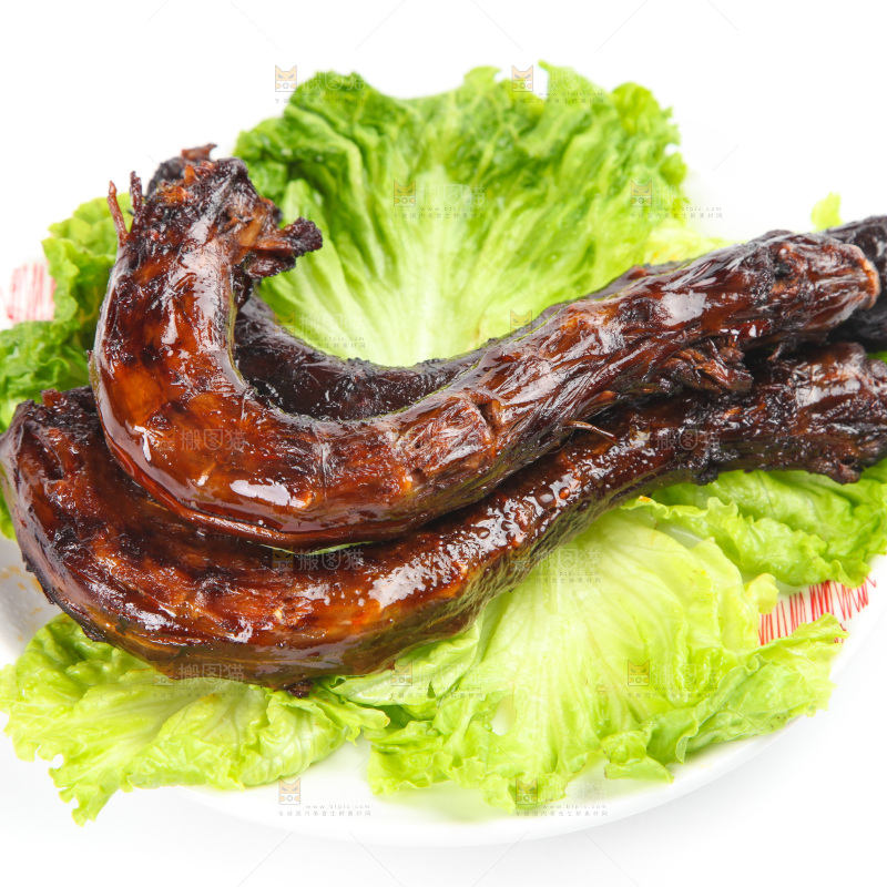 盘子里装着卤鸭脖